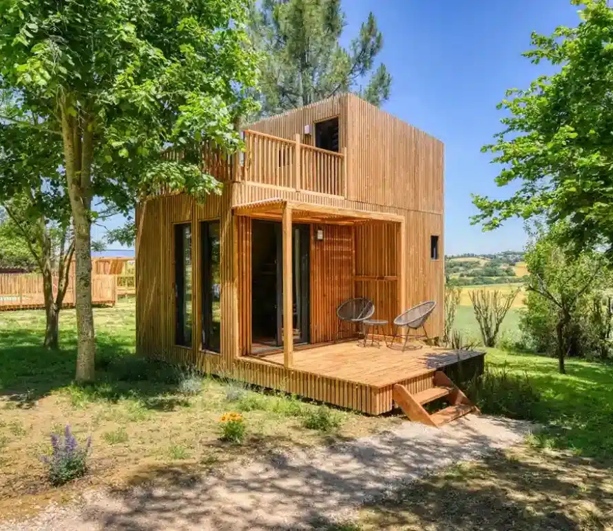 Studio de jardin à étage Greenkub vue extérieure terrasse bois