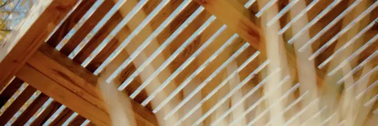 studio de jardin en bois massif CLT installé dans jardin résidentiel français Greenkub