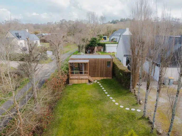 Studio indépendant en bois avec bardage bois dans le jardin d’une maison en Bretagne
