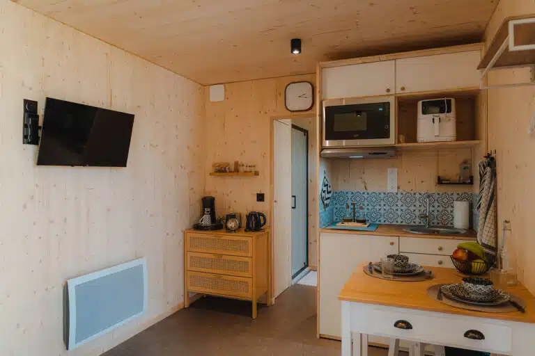 Aménagement intérieur d’un studio en ossature bois avec cuisine et espace de vie