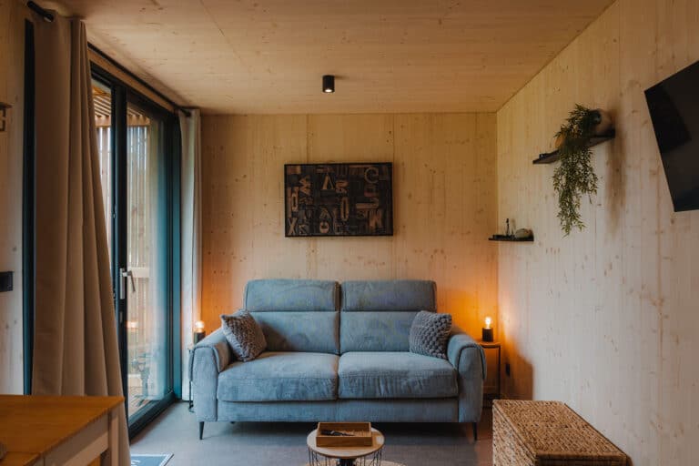 Pièce de vie lumineuse dans un studio de jardin en bois en Bretagne