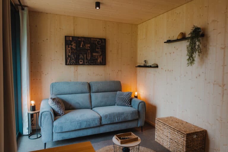 Espace de vie d’un studio de jardin autonome en ossature bois