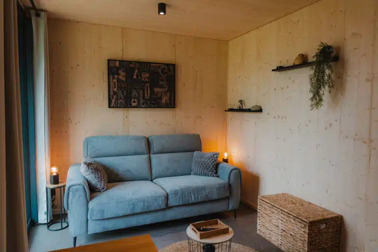 Espace de vie d’un studio de jardin autonome en ossature bois