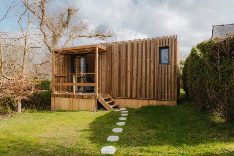 Studio de jardin en ossature bois GK20 installé dans un jardin en Côtes-d’Armor en Bretagne
