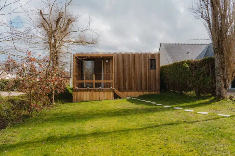 Maison individuelle compacte en ossature bois installée dans un jardin en Côtes-d’Armor
