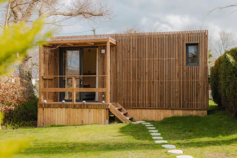 Construction bois préfabriquée type studio de jardin avec bardage bois en Côtes-d’Armor