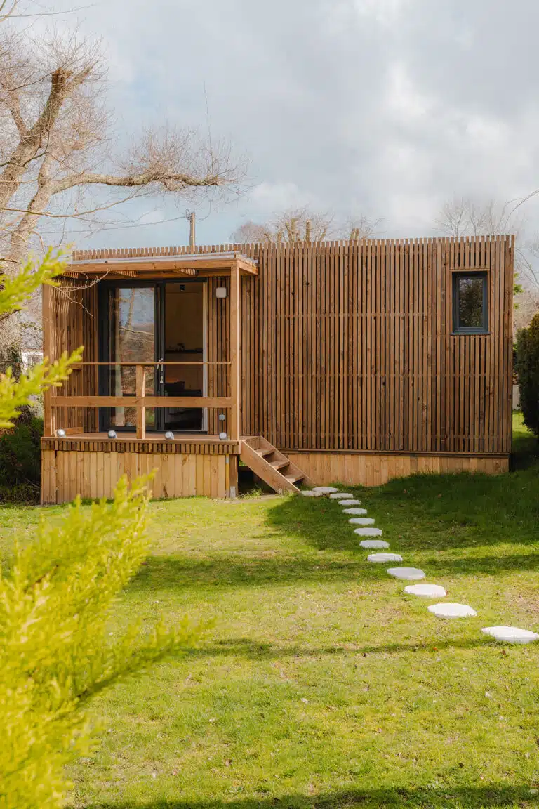 Studio indépendant en bois avec bardage bois dans le jardin d’une maison en Bretagne