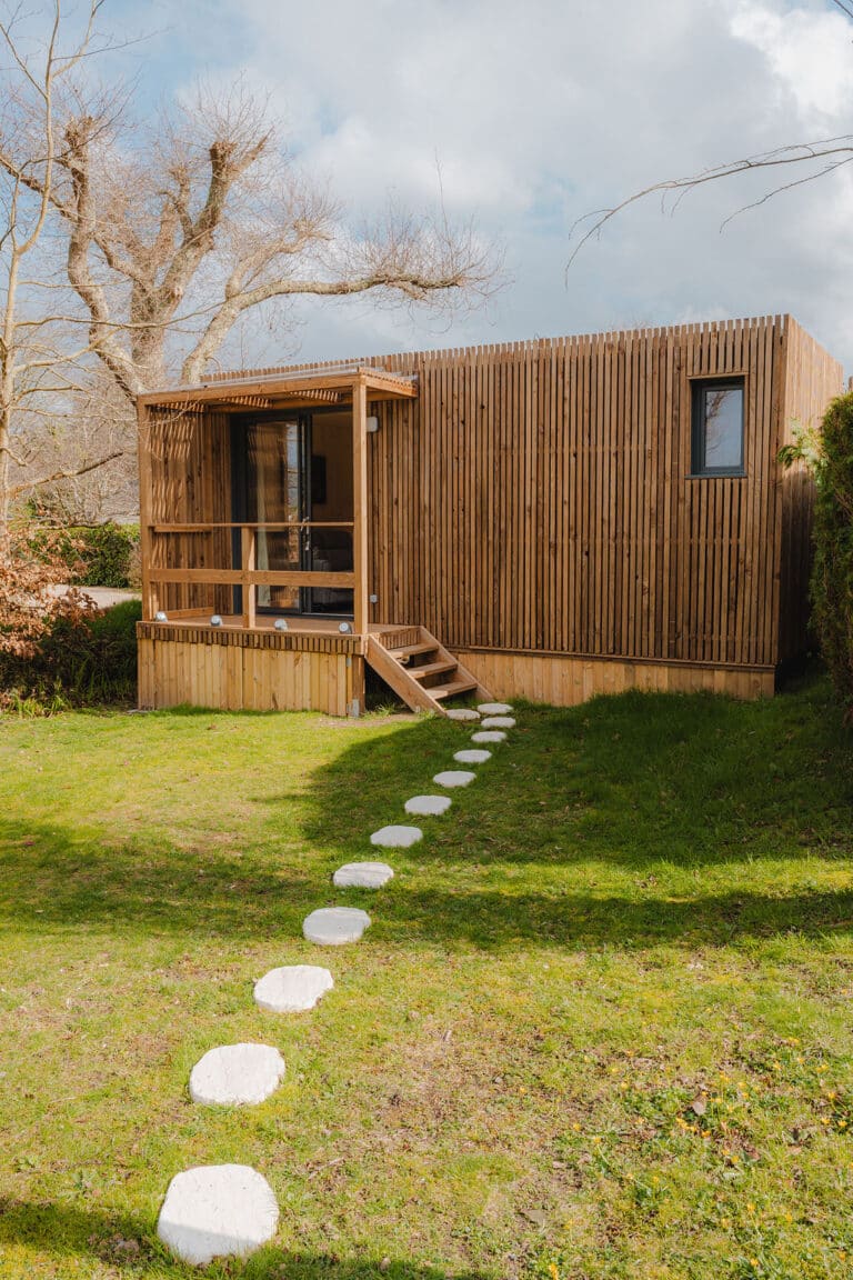 Studio de jardin en ossature bois GK20 installé dans un jardin en Côtes-d’Armor en Bretagne