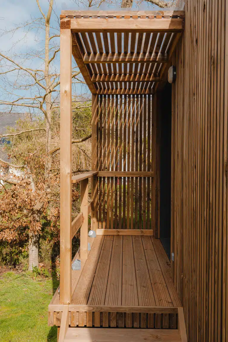 Détail pergola bois et structure bois d’un studio de jardin GK20