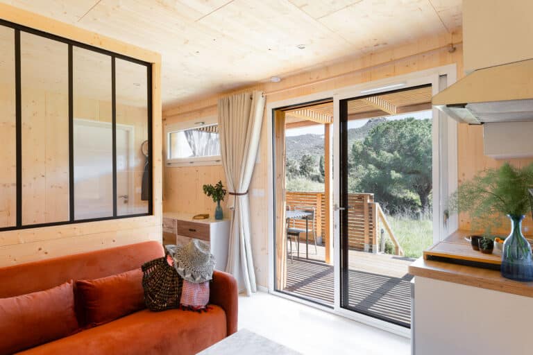 Vue générale de l'intérieur d'un GK20 Greenkub : entrée avec placard, cuisine équipée et espace nuit ouvert