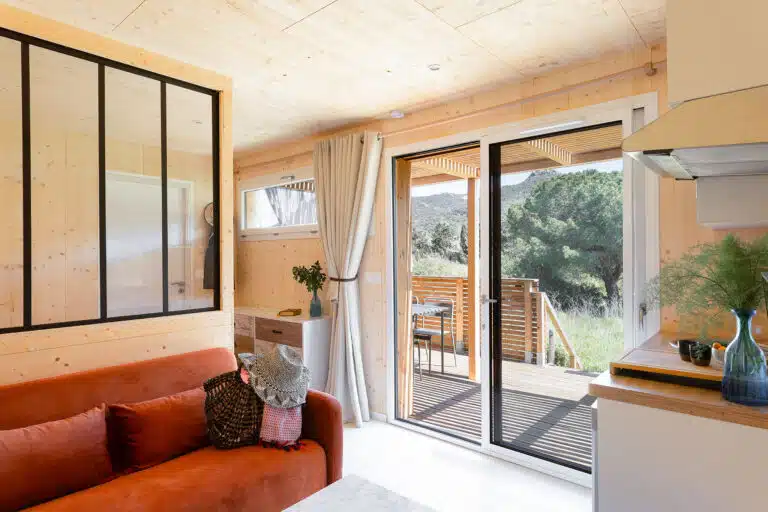 Vue générale de l'intérieur d'un GK20 Greenkub : entrée avec placard, cuisine équipée et espace nuit ouvert