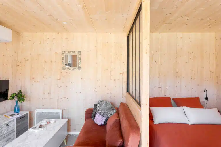 Aménagement intérieur GK20 Greenkub : optimisation de l'espace, cuisine ouverte sur chambre et finitions bois