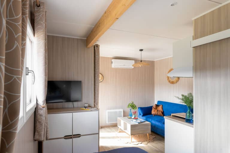 Finitions intérieures d'un studio Greenkub 20m² : lambris bois clair, plafond blanc et mobilier épuré