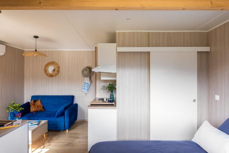 Vue générale de l'intérieur d'un GK20 Greenkub : salon, cuisine équipée et espace nuit ouvert