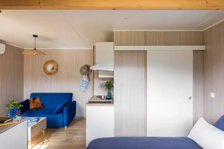 Vue générale de l'intérieur d'un GK20 Greenkub : salon, cuisine équipée et espace nuit ouvert