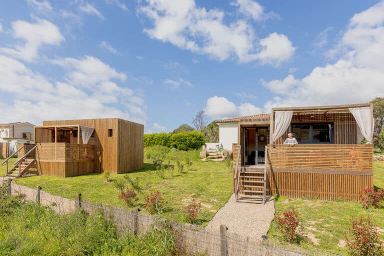 Installation de deux GK20 Greenkub côte à côte en Corse, entourés de végétation méditerranéenne