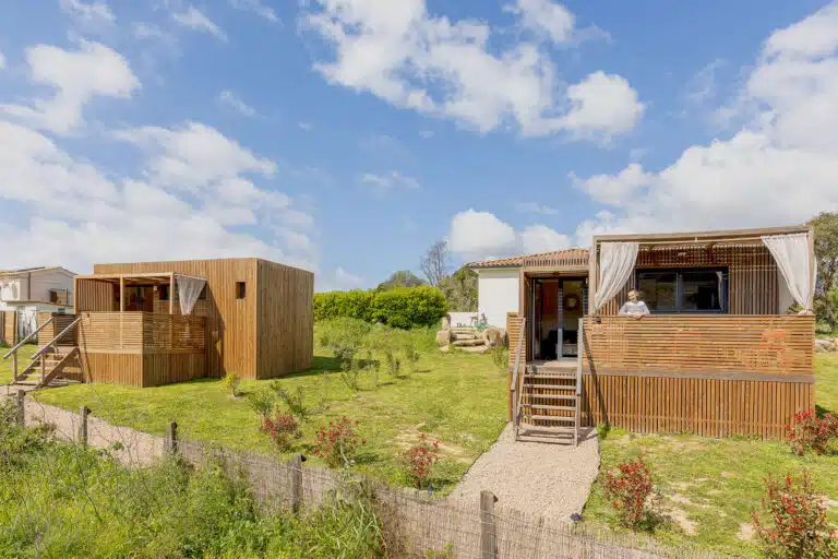 Installation de deux GK20 Greenkub côte à côte en Corse, entourés de végétation méditerranéenne