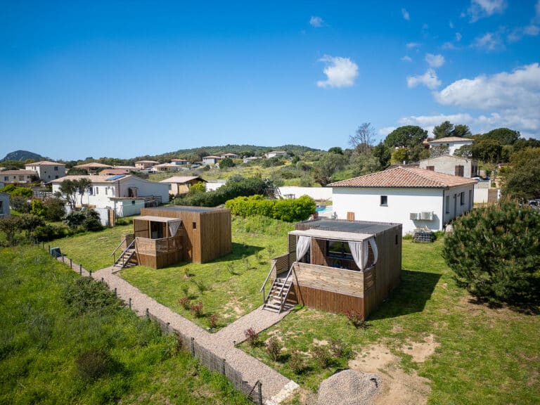 Installation de deux GK20 Greenkub côte à côte dans un camping en Corse, entourés de végétation méditerranéenne