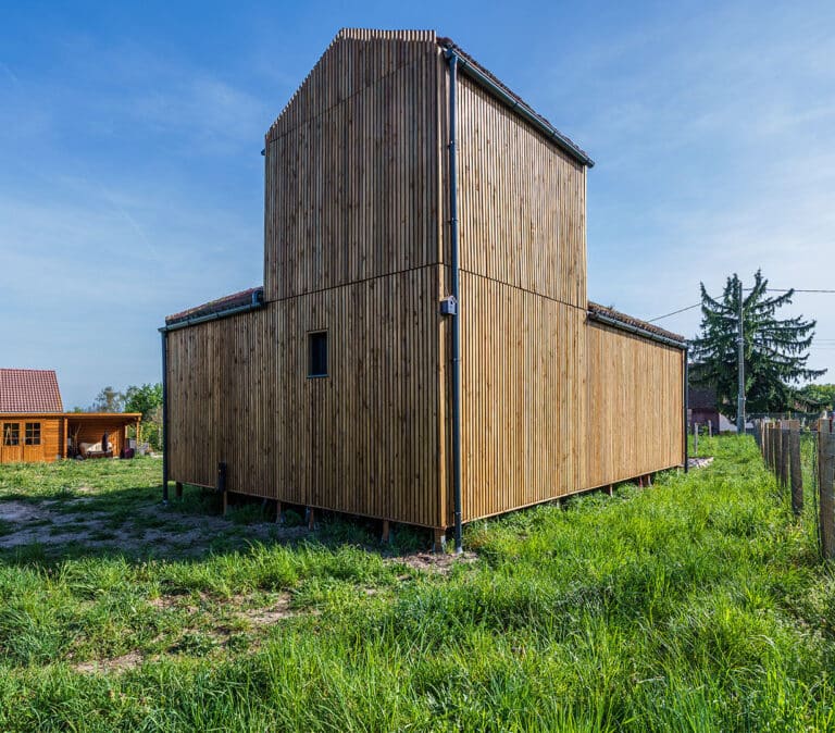 GK50 Greenkub en milieu rural – construction bois modulaire sur plots, bardage claire-voie et toit vert
