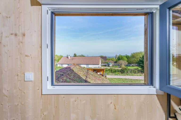 GK50 Greenkub en milieu rural – construction bois modulaire sur plots, bardage claire-voie et toit vert