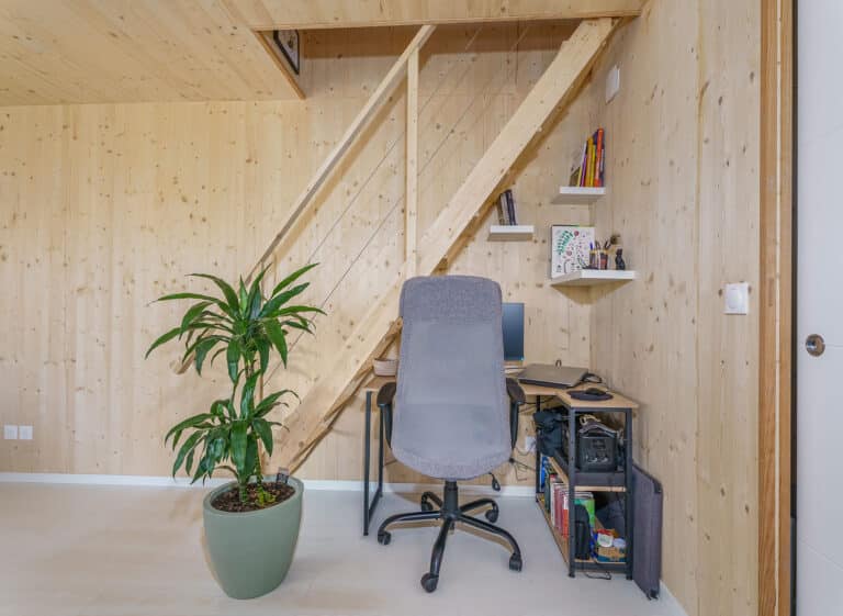 Bureau maison bois modulaire Greenkub GK50 – escalier bois, murs CLT