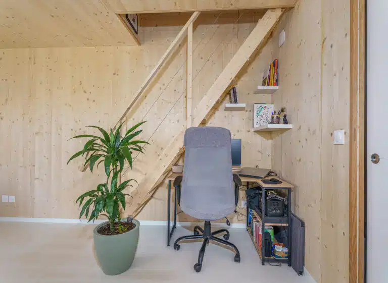 Bureau maison bois modulaire Greenkub GK50 – escalier bois, murs CLT