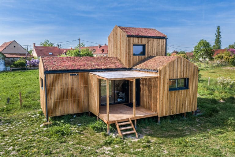 Vue drone maison modulaire bois Greenkub GK50 Allier – toitures végétalisées, bardage douglas, terrasse bois centrale