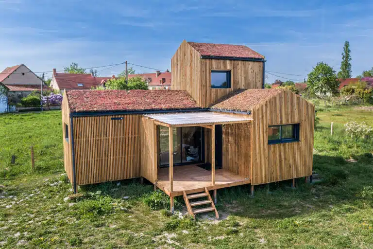 Vue drone maison modulaire bois Greenkub GK50 Allier – toitures végétalisées, bardage douglas, terrasse bois centrale