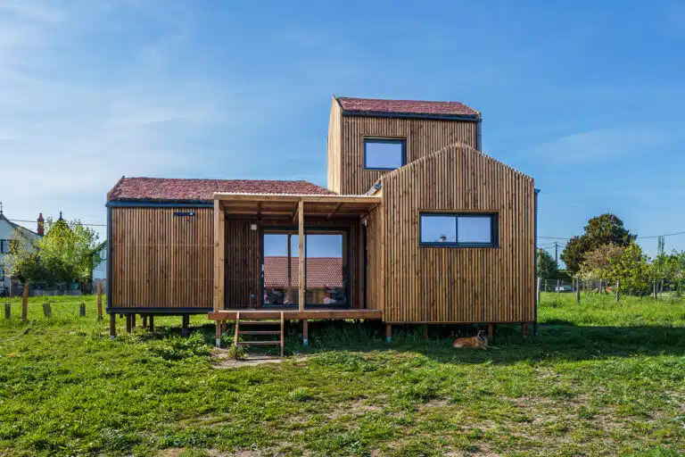 Extérieur maison bois préfabriquée 50m² – trois volumes imbriqués, toiture sédum, terrasse couverte pergola
