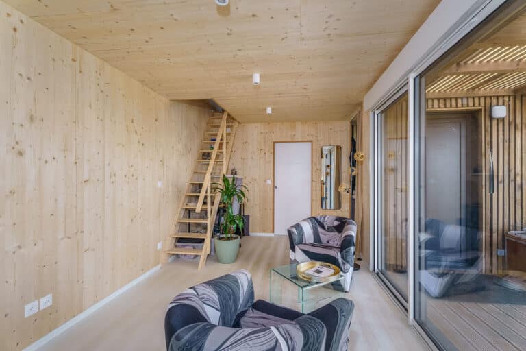 GK50 Allier – espace de vie avec accès mezzanine, structure CLT apparente et terrasse extérieure