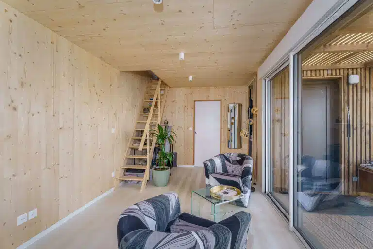 GK50 Allier – espace de vie avec accès mezzanine, structure CLT apparente et terrasse extérieure